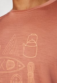 icebreaker MEN MERINO 150 TECH LITE SS TEE CAMP ESSENTIALS - Sportovní tričko - cedar wood