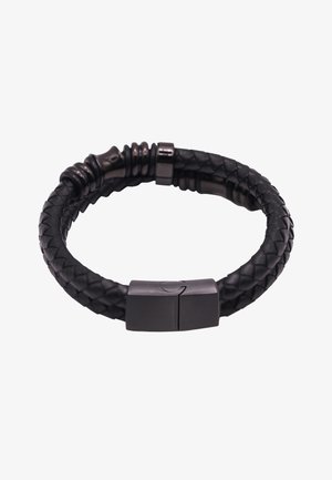 Czarna, pleciona skórzana bransoletka o teksturowanym wykończeniu. Wyposażona w gładkie, prostokątne zapięcie w matowej czerni, które uzupełnia całość.
