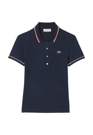 Polo shirt blu navy con maniche corte, tre bottoni bianchi, colletto e polsini a righe rosse e bianche, e un piccolo logo di coccodrillo verde sul petto.