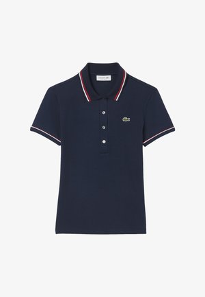 Marinblå polo T-shirt med kort ärm, tre vita knappar, röd- och vitrandig krage och muddar, samt en liten grön krokodil-logotyp på bröstet.