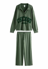 Olivgrünes Loungewear-Set bestehend aus einem Pullover mit Kragen, auf dem "CHICAGO MIDWEST" in dunkelgrün gedruckt ist, und passenden Jogginghosen mit Kordelzug. Weiche Textur.
