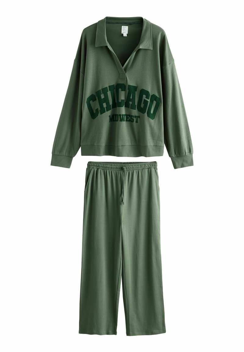 Olivegrön loungewear-set som innehåller en pikétröja med "CHICAGO MIDWEST" tryckt i mörkgrön, samt matchande byxor med dragsko. Mjuk textur.