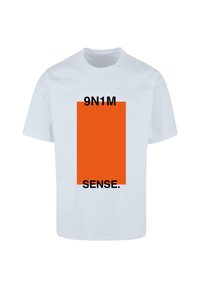 Hvit kortermet T-skjorte med et dristig oransje rektangulært design med svart tekst som sier "9N1M SENSE." Standard rund hals.