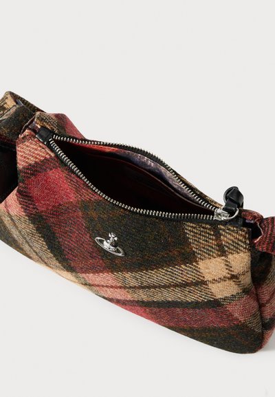Károvaná kabelka zo vlnenej látky v červených, čiernych a béžových vzoroch, so strieborným zipsom a čiernymi doplnkami. Otvorený zips odhaľuje tmavý vnútorný priestor.