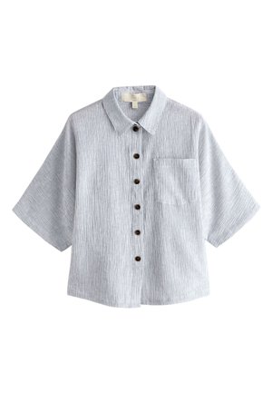 Lichtgrijs, kort mouwen, overhemd met smalle verticale strepen, een borstzak en donkere knopen aan de voorkant.