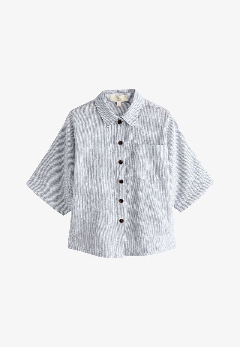 Chemise gris clair à manches courtes avec de fines rayures verticales, une poche poitrine et des boutons foncés sur le devant.