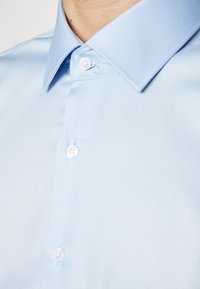 Kigili ADRIAN - Businesshemd - pale blue