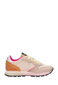 Le sneakers presentano una combinazione di suede rosa chiaro e mesh, con una linea di accento rosa e gialla, tallone marrone e suola nera. I lacci sono gialli.