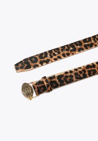 Cintura a stampa di leopardo, realizzata in tessuto testurizzato con macchie marroni e nere. Presenta una fibbia metallica a forma di foglia con decorazioni.