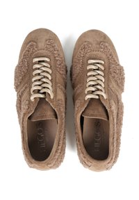 Brązowe zamszowe trampki z fakturowanym, puszystym materiałem po bokach, beżowymi sznurowadłami oraz gładką podszewką z logo.