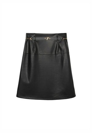 Schwarze Lederrock mit glatter Textur, hoher Taille, vorderen Falten und einem goldenen Kettenakzent am Taillenbund.