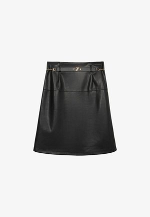 Czarna skórzana spódnica o gładkiej fakturze, z wysokim stanem, przodu fałdami oraz złotym łańcuszkiem na pasku.