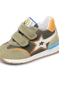 Sneaker verde in suede e tessuto con accenti arancioni e marroni, dettaglio a stella, strap in Velcro e sole bianco con motivi testurizzati.