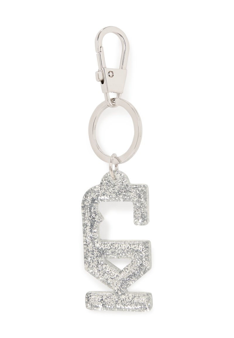 Porte-clés en paillettes argentées avec un mousqueton et un anneau, présentant un grand charme en forme de lettre "G" suspendu en dessous.