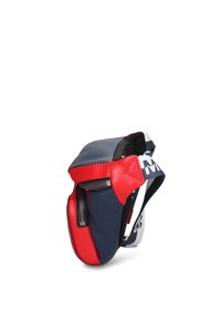 Compacte tas met een dessin in marineblauw en rood, ritssluiting en verstelbare band. Gemaakt van gestructureerd synthetisch leer.