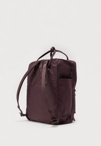 Bordowy plecak z regulowanymi paskami, o prostokątnym kształcie, z boczną kieszenią, gładką teksturą i wzmocnionymi szwami. Lekki, funkcjonalny design.