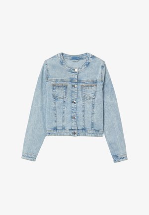Veste en denim bleu clair avec encolure ronde, fermeture à boutons et deux poches avant décorées de petites perles argentées pendantes.