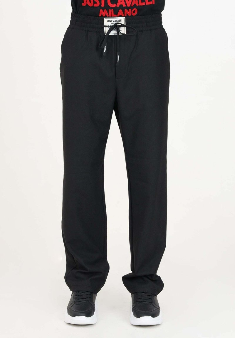 Pantaloni sportivi neri realizzati in un materiale morbido con vita elastica e cordoncino. Presentano tasche laterali e una vestibilità comoda.