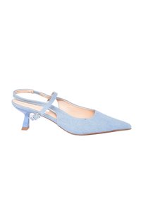 Pumps slingback in denim azzurro chiaro con punta appuntita e tacco basso, a blocco. Presentano una fascia incrociata e una superficie liscia e opaca.