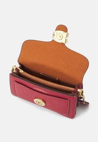 COACH POLISHED PEBBLE COVERED TABBY  - Bolso de mano - enamel red