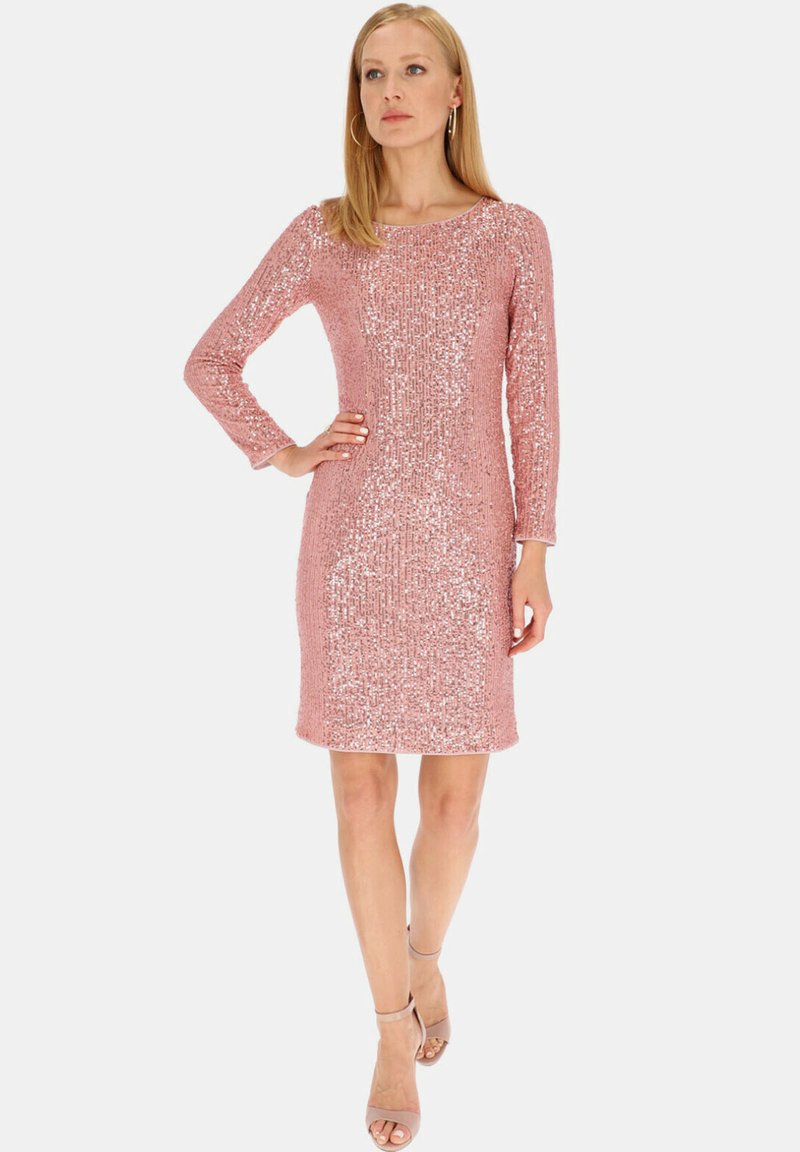 Różowa sukienka z cekinami, z długimi rękawami, dopasowanym krojem i okrągłym dekoltem. Gładka tekstura, długość do kolan z subtelnymi detalami w postaci błysku.