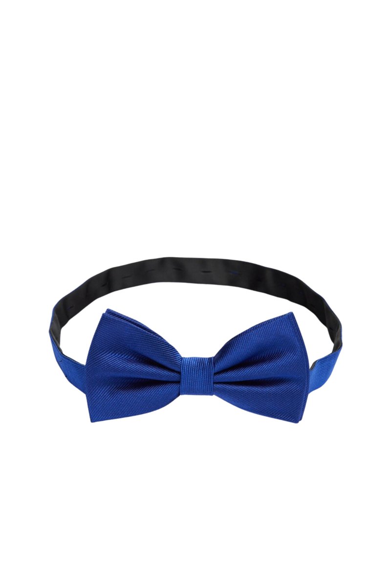 Blå satinfluga med en texturerad yta och ett svart justerbart band. Har en klassisk flusform som är centrerad av ett matchande band.