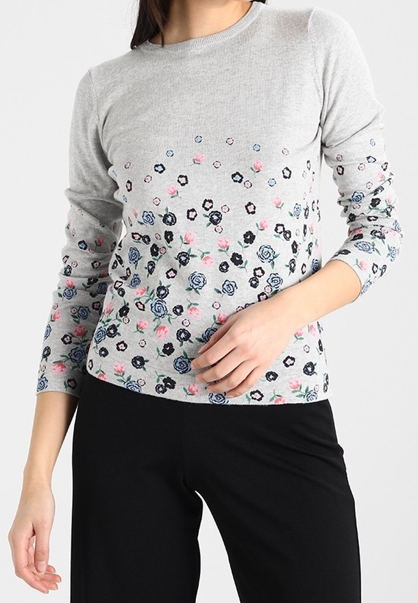 Ljusgrå långärmad tröja med blommönster i blått och rosa. Mjuk stickad kvalitet, rund halsringning och en avslappnad passform.