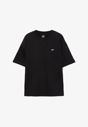 T-shirt noir à manches courtes et col rond avec un petit logo blanc "SWT?" sur le côté gauche de la poitrine, présenté sur un fond blanc.