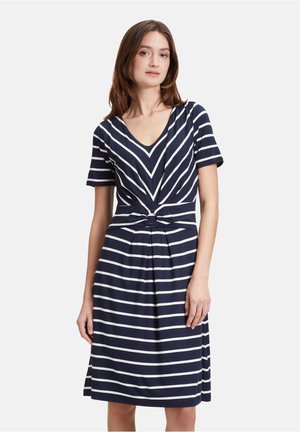 Marineblaues Kleid mit weißen vertikalen Streifen, kurzen Ärmeln, einem V-Ausschnitt und einem knotenförmigen Design an der Taille; knieumspielend mit weicher Textur.