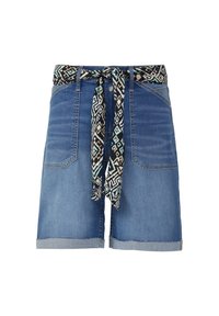 Shorts de denim con un lavado azul, que cuentan con un cinturón negro y aqua con estampado. El diseño se completa con dobladillos doblados y cuatro bolsillos.