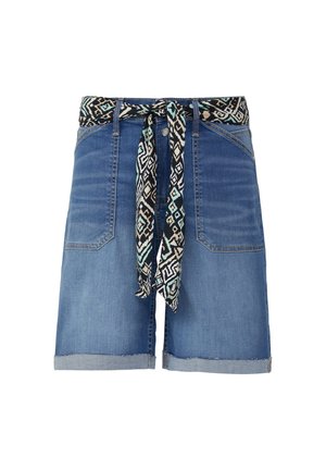 Denimske kratke hlače z modrim pranjem, ki vključujejo vzorčasto črno in aqua pas. Zloženi rob in štiri žepe zaokrožujejo zasnovo.