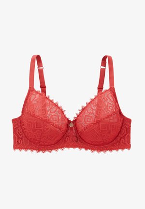 Soutien-gorge en dentelle rouge avec des bonnets rembourrés, des bords scallopés, des bretelles ajustables et un accent décoratif en or au centre. Motif géométrique texturé.