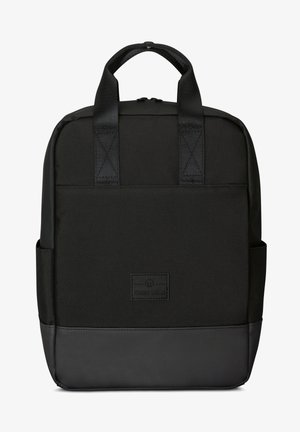 Fekete hátizsák tartós szövetből, lapos aljjal, két hordozófüllel és elülső logóval. Oldalsó zsebek a tárolásra.