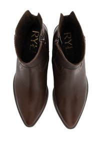Botine din piele maro, până la glezna, cu vârfuri ascuțite, închidere cu fermoar și finisaj neted. Detaliu subtil de cusătură pe margine.