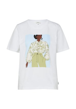 Biała koszulka z grafiką kobiety w kwiecistej bluzce z długim rękawem i oliwkowo-zielonych spodniach z wysokim stanem na jasnoniebieskim tle.