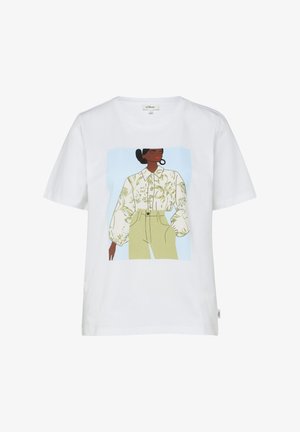 Wit T-shirt met afbeelding van een vrouw die een bloemenblouse met lange mouwen en olijfgroene, hoogwaterbroek draagt, tegen een lichtblauwe achtergrond.