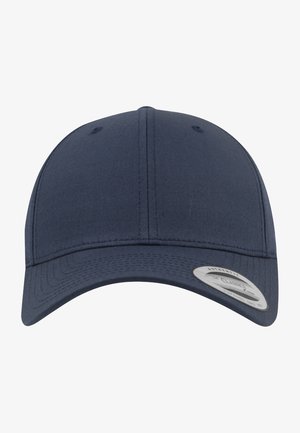 Cappello blu navy con un design strutturato, tessuto liscio, visiera curvata e una fascia regolabile con un'etichetta rotonda del logo sul lato.