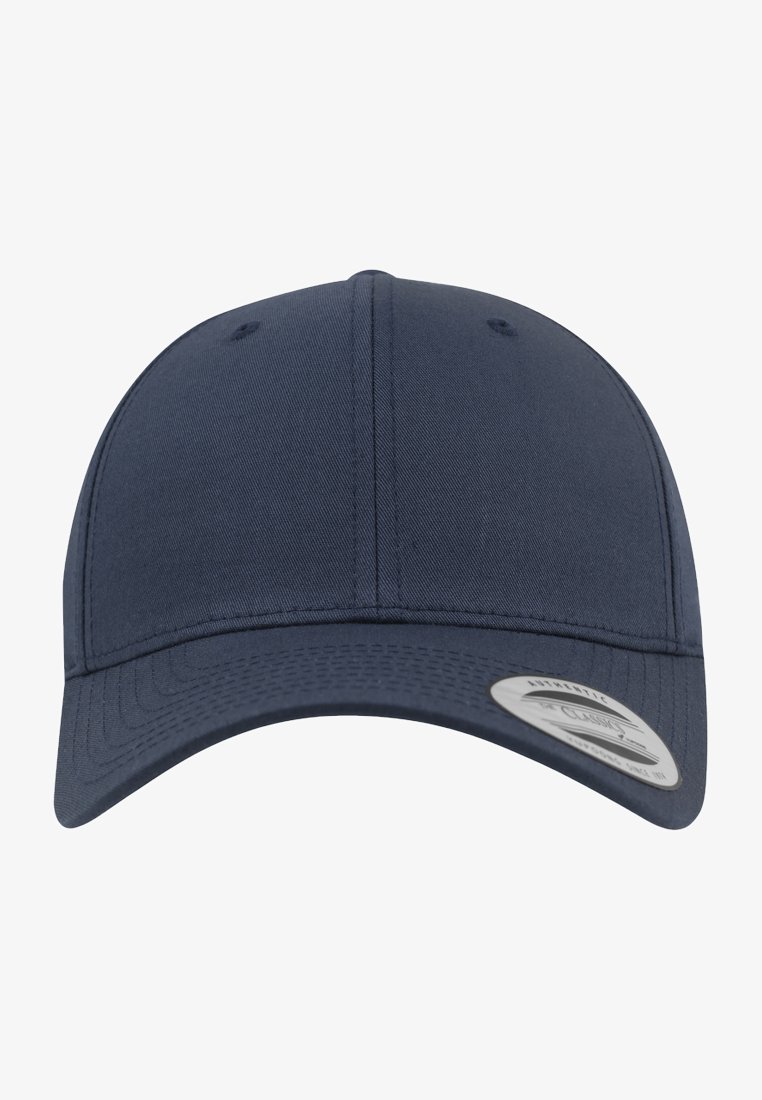 Cappello blu navy con un design strutturato, tessuto liscio, visiera curvata e una fascia regolabile con un'etichetta rotonda del logo sul lato.