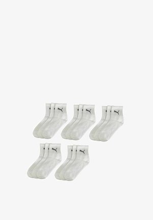 Weiße Knöchelsocken aus weichem Stoff, mit einem gerippten Bündchen und schwarzem Logo auf jeder Seite. Sechs Paare, angeordnet in zwei Reihen.