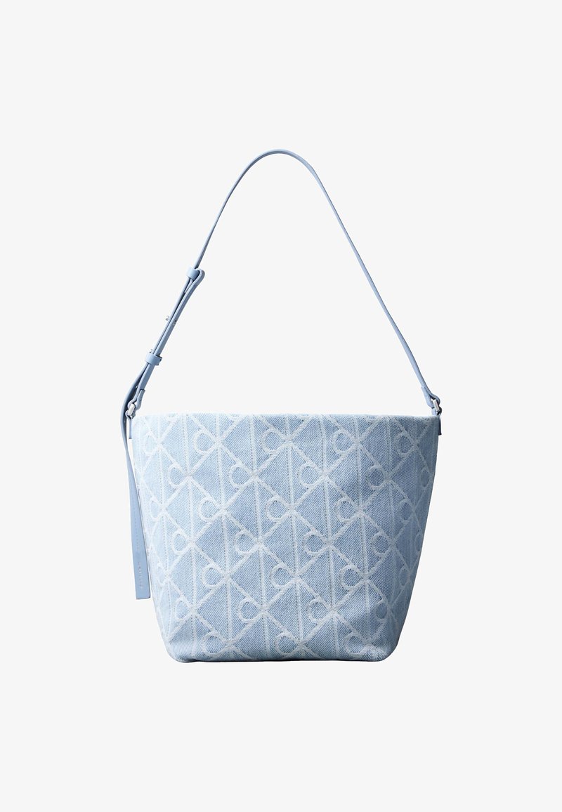 Τσάντα χειρός σε φωτεινό μπλε χρώμα, στυλ κουβά, με ρυθμιζόμενο λουράκι και υφή γεωμετρικού μοτίβου σε όλη την επιφάνεια του υφάσματος.