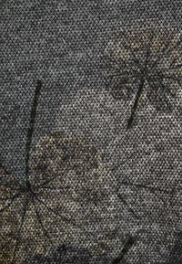 Strukturiertes Gewebe mit einer dunkelgrauen Basis und einem dezenten, abstrakten Muster, das Blattformen in Brauntönen und Gold zeigt.