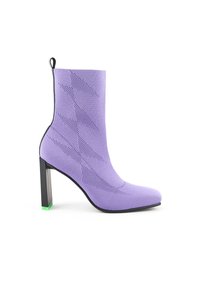 Lila ankelsko gjord av stickat material med ett mönstrat mönster. Har en kraftig svart klack med en grön acccent vid basen.