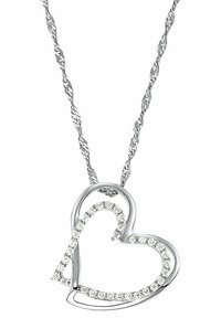 Smycke i silver med hjärtformad hänge och vriden kedja, prydd med klara stenar längs hjärtats kontur, glänsande ytfinish.