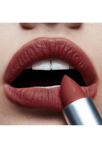 MAC POWDER KISS LIPSTICK - Leppestift - devoted to chili