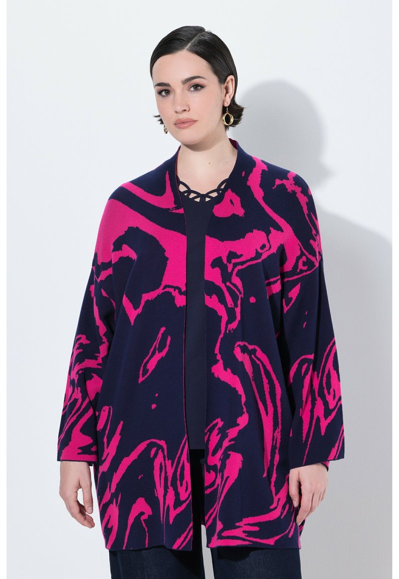 Pletená kardigan s námořnickým základem a výrazným růžovým abstraktním vzorem, s otevřeným předním dílem, volným střihem a dlouhými rukávy.