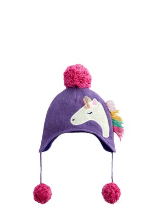 Lilla strikhue til vinter med øreklapper, lyserøde pomponer og et hvidt enhjørning-design med regnbue manke og lukkede øjne.