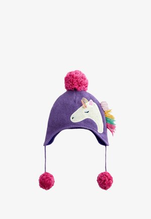 Violetinė megzta žieminė kepurė su ausų antklodėmis, rožinėmis pompomėmis ir baltu vienaragio piešiniu su vaivorykštės karčiais ir užmerktomis akimis.