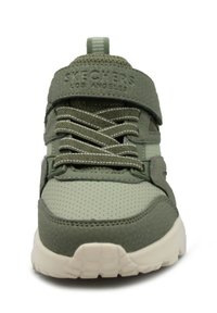 Sneaker Skechers in verde tenue con texture in mesh e perforata, design con lacci e suola imbottita. Presenta una chiusura in velcro per un supporto aggiuntivo.