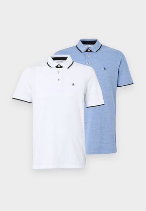 Dvije polo majice: jedna bijela s crnim akcentima, a druga svijetloplava heather. Svaka ima ovratnik i plaket s dva gumba s logotipom.