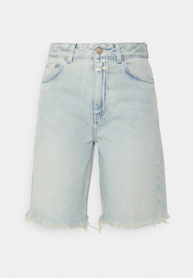 Short en jean bleu clair avec ourlets effilochés, bouton avant, fermeture éclair, passants de ceinture et poches sur un fond blanc.